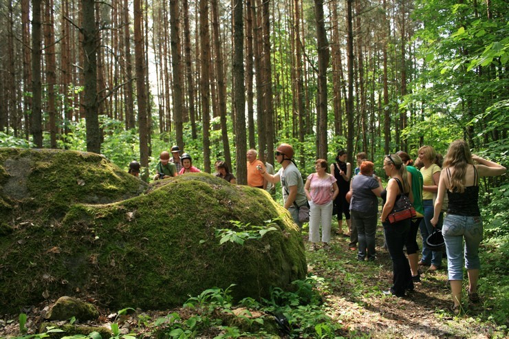 Svētvieta - slidināmais akmens. Runā, ka vēlēšanās, kas saistītas ar auglību piepildās, ja nošļūc lejā no akmens.. Kā redzams, akmens šādām vajadzībām Svētvieta - slidināmais akmens. Runā, ka vēlēšanās, kas saistītas ar auglību piepildās, ja nošļūc lejā no akmens.. Kā redzams, akmens šādām vajadzībām 96882