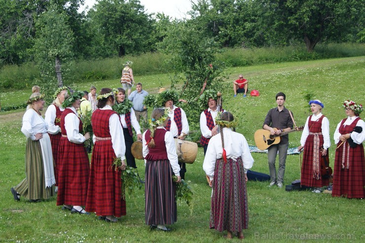 Turaidas Jāņkalnā 21.06.2013 – gada garākajā dienā un īsākajā naktī jau vairākus gadus tika svinēti Vasaras saulgrieži. Turaidas Jāņkalnā ar greznām d Turaidas Jāņkalnā 21.06.2013 – gada garākajā dienā un īsākajā naktī jau vairākus gadus tika svinēti Vasaras saulgrieži. Turaidas Jāņkalnā ar greznām d 97005