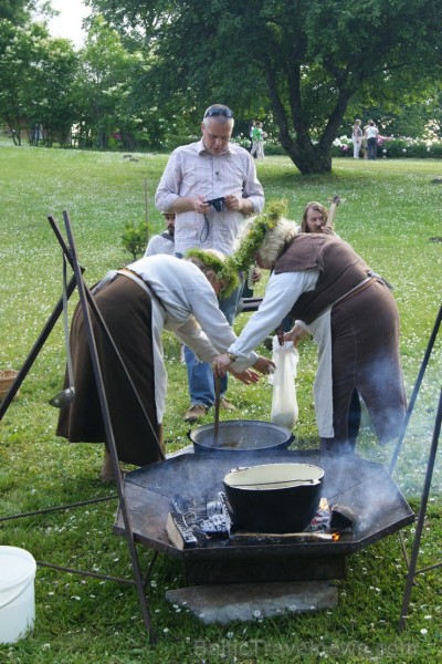 Turaidas Jāņkalnā 21.06.2013 – gada garākajā dienā un īsākajā naktī jau vairākus gadus tika svinēti Vasaras saulgrieži. Turaidas Jāņkalnā ar greznām d Turaidas Jāņkalnā 21.06.2013 – gada garākajā dienā un īsākajā naktī jau vairākus gadus tika svinēti Vasaras saulgrieži. Turaidas Jāņkalnā ar greznām d 97006
