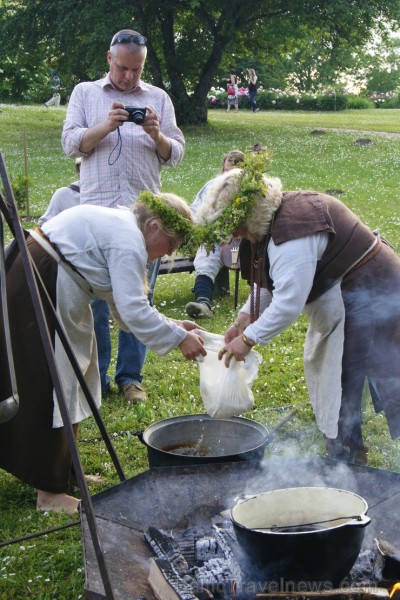 Turaidas Jāņkalnā 21.06.2013 – gada garākajā dienā un īsākajā naktī jau vairākus gadus tika svinēti Vasaras saulgrieži. Turaidas Jāņkalnā ar greznām d Turaidas Jāņkalnā 21.06.2013 – gada garākajā dienā un īsākajā naktī jau vairākus gadus tika svinēti Vasaras saulgrieži. Turaidas Jāņkalnā ar greznām d 97007