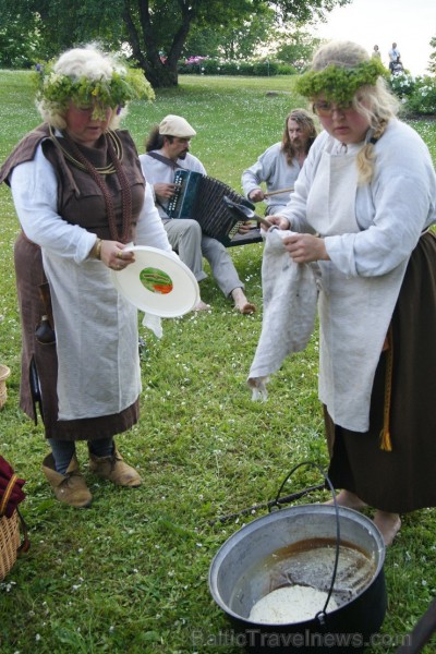 Turaidas Jāņkalnā 21.06.2013 – gada garākajā dienā un īsākajā naktī jau vairākus gadus tika svinēti Vasaras saulgrieži. Turaidas Jāņkalnā ar greznām d Turaidas Jāņkalnā 21.06.2013 – gada garākajā dienā un īsākajā naktī jau vairākus gadus tika svinēti Vasaras saulgrieži. Turaidas Jāņkalnā ar greznām d 97008