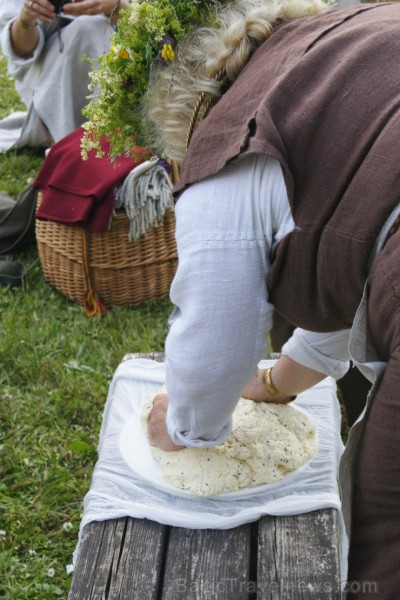 Turaidas Jāņkalnā 21.06.2013 – gada garākajā dienā un īsākajā naktī jau vairākus gadus tika svinēti Vasaras saulgrieži. Turaidas Jāņkalnā ar greznām d Turaidas Jāņkalnā 21.06.2013 – gada garākajā dienā un īsākajā naktī jau vairākus gadus tika svinēti Vasaras saulgrieži. Turaidas Jāņkalnā ar greznām d 97009
