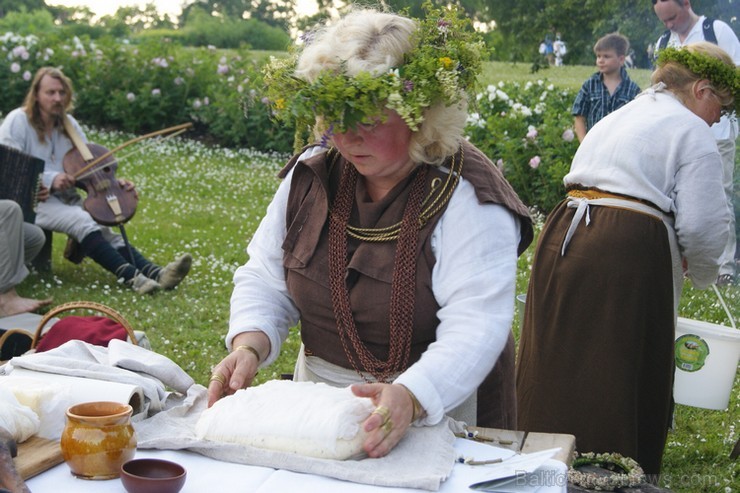 Turaidas Jāņkalnā 21.06.2013 – gada garākajā dienā un īsākajā naktī jau vairākus gadus tika svinēti Vasaras saulgrieži. Turaidas Jāņkalnā ar greznām d Turaidas Jāņkalnā 21.06.2013 – gada garākajā dienā un īsākajā naktī jau vairākus gadus tika svinēti Vasaras saulgrieži. Turaidas Jāņkalnā ar greznām d 97010