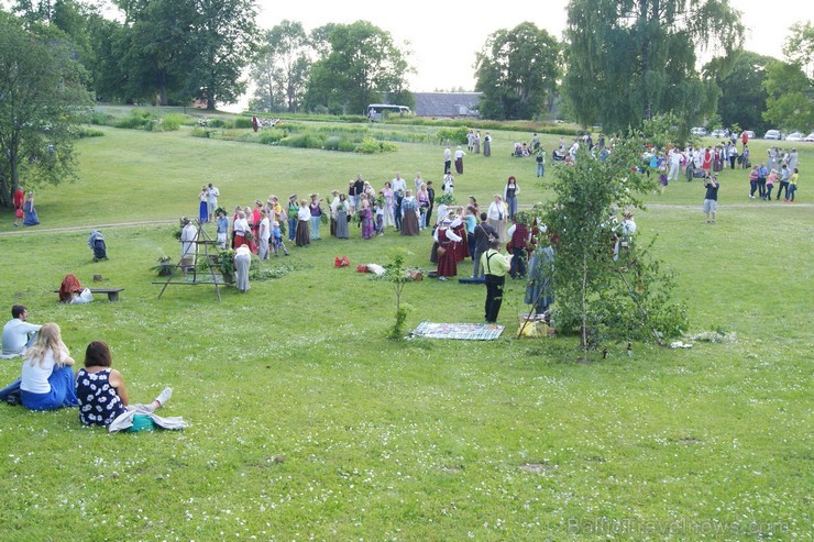 Turaidas Jāņkalnā 21.06.2013 – gada garākajā dienā un īsākajā naktī jau vairākus gadus tika svinēti Vasaras saulgrieži. Turaidas Jāņkalnā ar greznām d Turaidas Jāņkalnā 21.06.2013 – gada garākajā dienā un īsākajā naktī jau vairākus gadus tika svinēti Vasaras saulgrieži. Turaidas Jāņkalnā ar greznām d 97012
