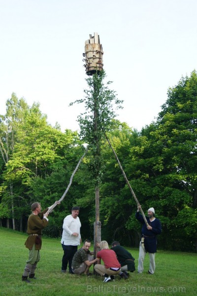 Turaidas Jāņkalnā 21.06.2013 – gada garākajā dienā un īsākajā naktī jau vairākus gadus tika svinēti Vasaras saulgrieži. Turaidas Jāņkalnā ar greznām d Turaidas Jāņkalnā 21.06.2013 – gada garākajā dienā un īsākajā naktī jau vairākus gadus tika svinēti Vasaras saulgrieži. Turaidas Jāņkalnā ar greznām d 97014