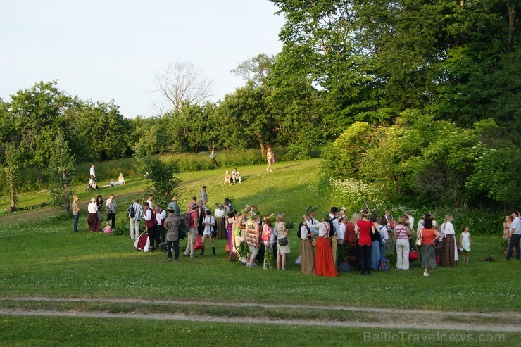 Turaidas Jāņkalnā 21.06.2013 – gada garākajā dienā un īsākajā naktī jau vairākus gadus tika svinēti Vasaras saulgrieži. Turaidas Jāņkalnā ar greznām d Turaidas Jāņkalnā 21.06.2013 – gada garākajā dienā un īsākajā naktī jau vairākus gadus tika svinēti Vasaras saulgrieži. Turaidas Jāņkalnā ar greznām d 97015