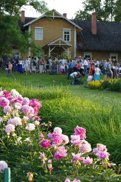 Turaidas Jāņkalnā 21.06.2013 – gada garākajā dienā un īsākajā naktī jau vairākus gadus tika svinēti Vasaras saulgrieži. Turaidas Jāņkalnā ar greznām d Turaidas Jāņkalnā 21.06.2013 – gada garākajā dienā un īsākajā naktī jau vairākus gadus tika svinēti Vasaras saulgrieži. Turaidas Jāņkalnā ar greznām d 97016