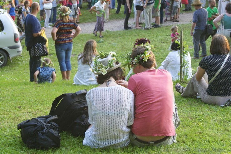 Turaidas Jāņkalnā 21.06.2013 – gada garākajā dienā un īsākajā naktī jau vairākus gadus tika svinēti Vasaras saulgrieži. Turaidas Jāņkalnā ar greznām d Turaidas Jāņkalnā 21.06.2013 – gada garākajā dienā un īsākajā naktī jau vairākus gadus tika svinēti Vasaras saulgrieži. Turaidas Jāņkalnā ar greznām d 97018
