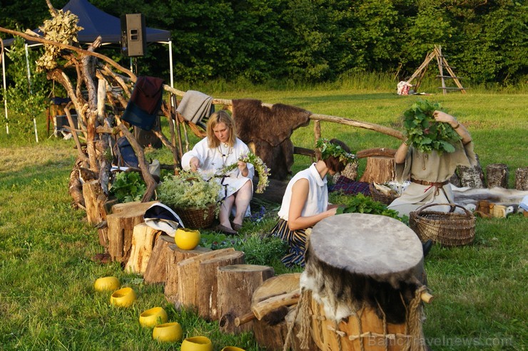 Turaidas Jāņkalnā 21.06.2013 – gada garākajā dienā un īsākajā naktī jau vairākus gadus tika svinēti Vasaras saulgrieži. Turaidas Jāņkalnā ar greznām d Turaidas Jāņkalnā 21.06.2013 – gada garākajā dienā un īsākajā naktī jau vairākus gadus tika svinēti Vasaras saulgrieži. Turaidas Jāņkalnā ar greznām d 97020
