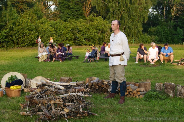 Turaidas Jāņkalnā 21.06.2013 – gada garākajā dienā un īsākajā naktī jau vairākus gadus tika svinēti Vasaras saulgrieži. Turaidas Jāņkalnā ar greznām d Turaidas Jāņkalnā 21.06.2013 – gada garākajā dienā un īsākajā naktī jau vairākus gadus tika svinēti Vasaras saulgrieži. Turaidas Jāņkalnā ar greznām d 97021