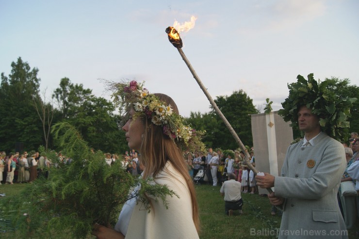 Turaidas Jāņkalnā 21.06.2013 – gada garākajā dienā un īsākajā naktī jau vairākus gadus tika svinēti Vasaras saulgrieži. Turaidas Jāņkalnā ar greznām d Turaidas Jāņkalnā 21.06.2013 – gada garākajā dienā un īsākajā naktī jau vairākus gadus tika svinēti Vasaras saulgrieži. Turaidas Jāņkalnā ar greznām d 97023