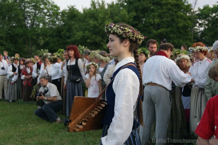 Turaidas Jāņkalnā 21.06.2013 – gada garākajā dienā un īsākajā naktī jau vairākus gadus tika svinēti Vasaras saulgrieži. Turaidas Jāņkalnā ar greznām d Turaidas Jāņkalnā 21.06.2013 – gada garākajā dienā un īsākajā naktī jau vairākus gadus tika svinēti Vasaras saulgrieži. Turaidas Jāņkalnā ar greznām d 97024