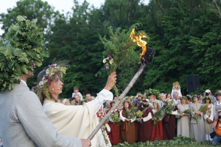Turaidas Jāņkalnā 21.06.2013 – gada garākajā dienā un īsākajā naktī jau vairākus gadus tika svinēti Vasaras saulgrieži. Turaidas Jāņkalnā ar greznām d Turaidas Jāņkalnā 21.06.2013 – gada garākajā dienā un īsākajā naktī jau vairākus gadus tika svinēti Vasaras saulgrieži. Turaidas Jāņkalnā ar greznām d 97025