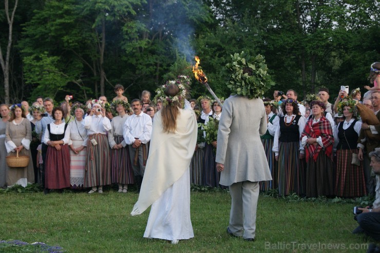 Turaidas Jāņkalnā 21.06.2013 – gada garākajā dienā un īsākajā naktī jau vairākus gadus tika svinēti Vasaras saulgrieži. Turaidas Jāņkalnā ar greznām d Turaidas Jāņkalnā 21.06.2013 – gada garākajā dienā un īsākajā naktī jau vairākus gadus tika svinēti Vasaras saulgrieži. Turaidas Jāņkalnā ar greznām d 97026