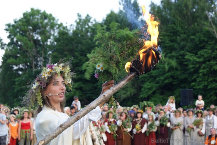 Turaidas Jāņkalnā 21.06.2013 – gada garākajā dienā un īsākajā naktī jau vairākus gadus tika svinēti Vasaras saulgrieži. Turaidas Jāņkalnā ar greznām d Turaidas Jāņkalnā 21.06.2013 – gada garākajā dienā un īsākajā naktī jau vairākus gadus tika svinēti Vasaras saulgrieži. Turaidas Jāņkalnā ar greznām d 97027