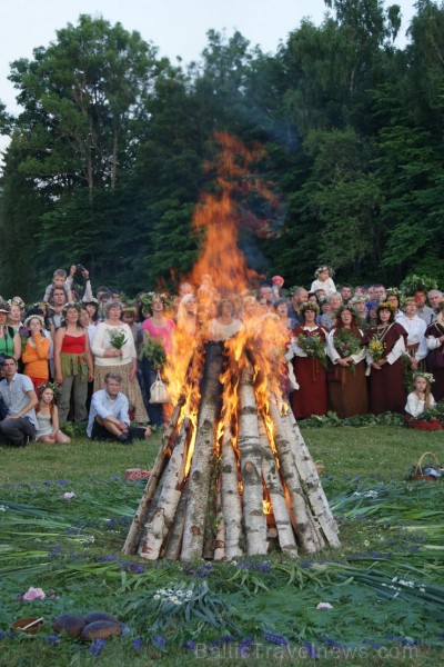 Turaidas Jāņkalnā 21.06.2013 – gada garākajā dienā un īsākajā naktī jau vairākus gadus tika svinēti Vasaras saulgrieži. Turaidas Jāņkalnā ar greznām d Turaidas Jāņkalnā 21.06.2013 – gada garākajā dienā un īsākajā naktī jau vairākus gadus tika svinēti Vasaras saulgrieži. Turaidas Jāņkalnā ar greznām d 97031