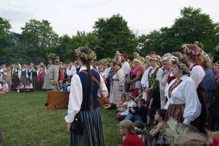 Turaidas Jāņkalnā 21.06.2013 – gada garākajā dienā un īsākajā naktī jau vairākus gadus tika svinēti Vasaras saulgrieži. Turaidas Jāņkalnā ar greznām d Turaidas Jāņkalnā 21.06.2013 – gada garākajā dienā un īsākajā naktī jau vairākus gadus tika svinēti Vasaras saulgrieži. Turaidas Jāņkalnā ar greznām d 97032