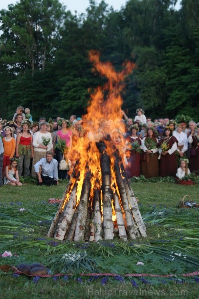 Turaidas Jāņkalnā 21.06.2013 – gada garākajā dienā un īsākajā naktī jau vairākus gadus tika svinēti Vasaras saulgrieži. Turaidas Jāņkalnā ar greznām d Turaidas Jāņkalnā 21.06.2013 – gada garākajā dienā un īsākajā naktī jau vairākus gadus tika svinēti Vasaras saulgrieži. Turaidas Jāņkalnā ar greznām d 97033
