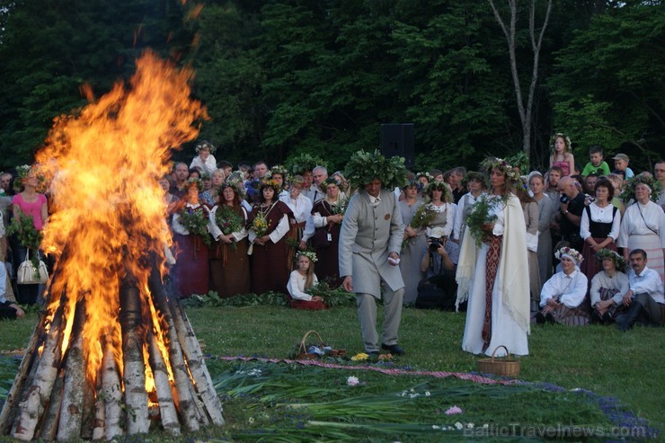 Turaidas Jāņkalnā 21.06.2013 – gada garākajā dienā un īsākajā naktī jau vairākus gadus tika svinēti Vasaras saulgrieži. Turaidas Jāņkalnā ar greznām d Turaidas Jāņkalnā 21.06.2013 – gada garākajā dienā un īsākajā naktī jau vairākus gadus tika svinēti Vasaras saulgrieži. Turaidas Jāņkalnā ar greznām d 97034