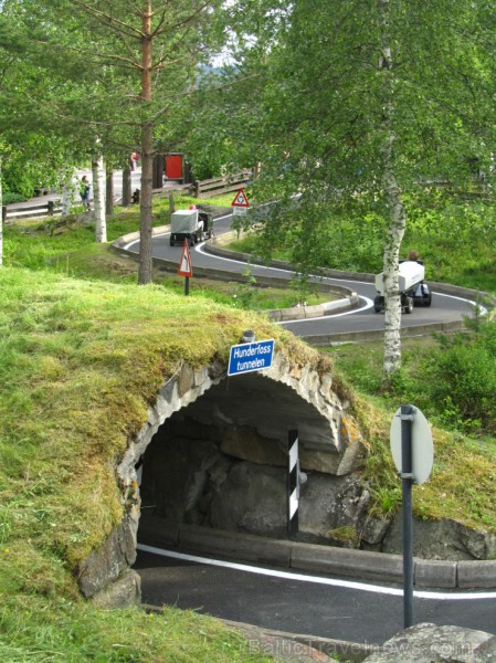 Bērniem ir iespēja apgūt pirmās braukšanas iemaņas. 97758