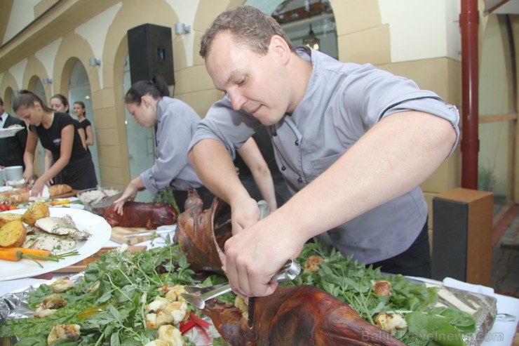 Dikļu pils restorāna šefpavārs Jānis Siliņš piedāvā grilētu 5 mēnešu jēru. Foto sponsors: www.diklupils.lv Dikļu pils restorāna šefpavārs Jānis Siliņš piedāvā grilētu 5 mēnešu jēru. Foto sponsors: www.diklupils.lv 101581
