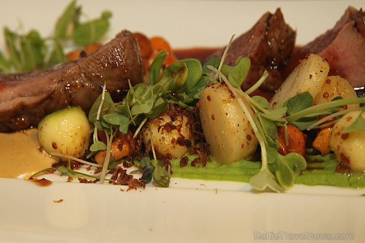 Restorāna «Le Dome» pamatēdiens - sautēts Latvijas jēra mugurgabals ar gailenēm, sakņu dārzeņiem un sarkanvīna mērci. Foto sponsors: www.zivjurestoran Restorāna «Le Dome» pamatēdiens - sautēts Latvijas jēra mugurgabals ar gailenēm, sakņu dārzeņiem un sarkanvīna mērci. Foto sponsors: www.zivjurestoran 102349