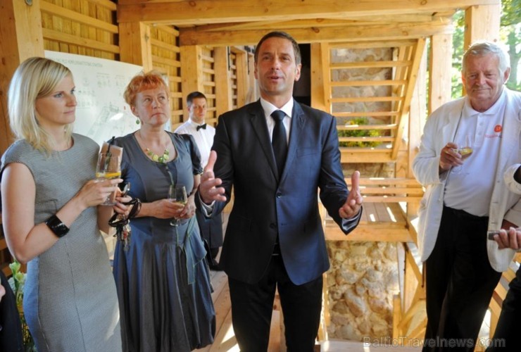 Opermūzikas svētki atjaunotajās Livonijas Ordeņa pilsdrupās notika jau otro gadu. Svētku apmeklētāji teritorijā jau redzēja vairākus uzlabojumus – pil Opermūzikas svētki atjaunotajās Livonijas Ordeņa pilsdrupās notika jau otro gadu. Svētku apmeklētāji teritorijā jau redzēja vairākus uzlabojumus – pil 102512