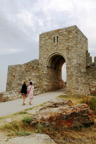 Viduslaiku cietokšņa drupas apskatāmas arī mūsdienās, tajās ierīkots arheoloģijas muzejs un restorāns. Foto sponsors: www.novatours.lv 102833