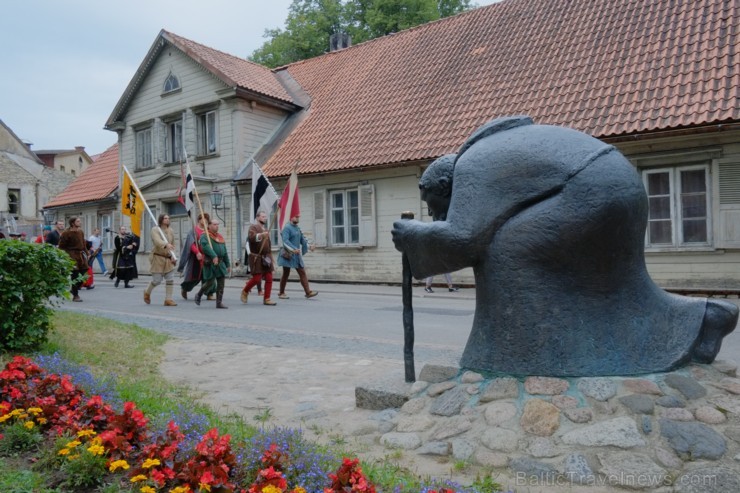 2013. gada 10. augustā Cēsu pilī atgriezās viduslaiki. Visas dienas garumā pils apmeklētājus priecēja viduslaiku mūzika un dejas, bruņinieku un lokšāv 2013. gada 10. augustā Cēsu pilī atgriezās viduslaiki. Visas dienas garumā pils apmeklētājus priecēja viduslaiku mūzika un dejas, bruņinieku un lokšāv 102926