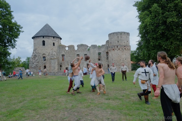 2013. gada 10. augustā Cēsu pilī atgriezās viduslaiki. Visas dienas garumā pils apmeklētājus priecēja viduslaiku mūzika un dejas, bruņinieku un lokšāv 2013. gada 10. augustā Cēsu pilī atgriezās viduslaiki. Visas dienas garumā pils apmeklētājus priecēja viduslaiku mūzika un dejas, bruņinieku un lokšāv 102931