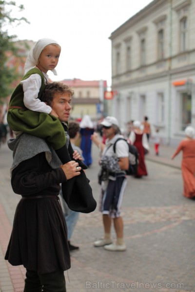 2013. gada 10. augustā Cēsu pilī atgriezās viduslaiki. Visas dienas garumā pils apmeklētājus priecēja viduslaiku mūzika un dejas, bruņinieku un lokšāv 2013. gada 10. augustā Cēsu pilī atgriezās viduslaiki. Visas dienas garumā pils apmeklētājus priecēja viduslaiku mūzika un dejas, bruņinieku un lokšāv 102955