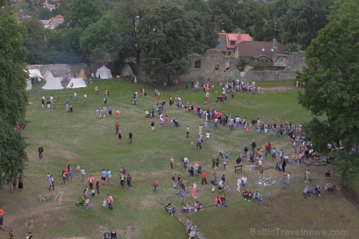 2013. gada 10. augustā Cēsu pilī atgriezās viduslaiki. Visas dienas garumā pils apmeklētājus priecēja viduslaiku mūzika un dejas, bruņinieku un lokšāv 2013. gada 10. augustā Cēsu pilī atgriezās viduslaiki. Visas dienas garumā pils apmeklētājus priecēja viduslaiku mūzika un dejas, bruņinieku un lokšāv 102965