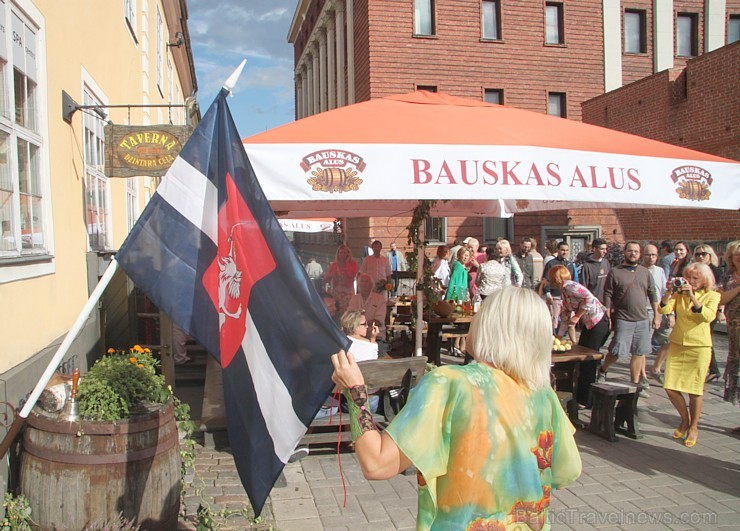 Vecrīgas restorāns «Taverna», kas atrodas pie Pulvertorņa, tagad rotāsies ar Latgales karogu un piedāvās rīdziniekiem un pilsētas viesiem nobaudīt Lat Vecrīgas restorāns «Taverna», kas atrodas pie Pulvertorņa, tagad rotāsies ar Latgales karogu un piedāvās rīdziniekiem un pilsētas viesiem nobaudīt Lat 103855