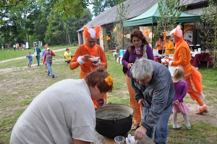Vasaras izskaņā, 24. augustā, Krāslavas pilsētas estrādi pārņēma svētku noskaņa. Un ne velti! Jo te notika otrais Rudo saiets. Foto: www.visitkraslava Vasaras izskaņā, 24. augustā, Krāslavas pilsētas estrādi pārņēma svētku noskaņa. Un ne velti! Jo te notika otrais Rudo saiets. Foto: www.visitkraslava 104282