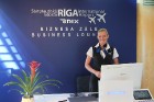 Starptautiskajā lidostā Rīgā ar airBaltic biznesa klases biļeti pasažieris var bez īpašas rindas nodot lidojuma bagāžu un ērti iziet drošības kontroli 1
