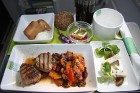 airBaltic biznesa klases ēdienreize ir sagatavota pēc slavenā latviešu šefpavāra Mārtiņa Rītiņa receptes. Foto sponsors: www.airBaltic.lv 17