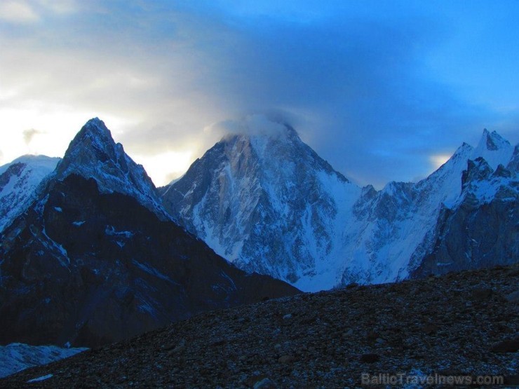 Gasherbrum IV (7925 m) un Gašerbrum grēda rītausmā no Konkordijas nometnes 107080