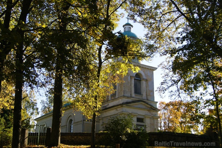 No 1766. - 1796. gadam te par mācītāju strādājis Vecais Stenders ( 1714. - 1796.). Pie baznīcas 1889. gadā atklāts piemiņas akmens Vecajam Stenderam. No 1766. - 1796. gadam te par mācītāju strādājis Vecais Stenders ( 1714. - 1796.). Pie baznīcas 1889. gadā atklāts piemiņas akmens Vecajam Stenderam. 107204