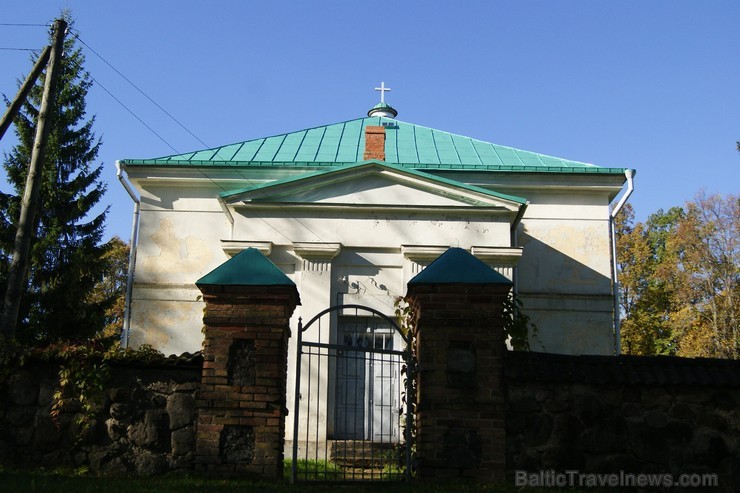 No 1766. - 1796. gadam te par mācītāju strādājis Vecais Stenders ( 1714. - 1796.). Pie baznīcas 1889. gadā atklāts piemiņas akmens Vecajam Stenderam. No 1766. - 1796. gadam te par mācītāju strādājis Vecais Stenders ( 1714. - 1796.). Pie baznīcas 1889. gadā atklāts piemiņas akmens Vecajam Stenderam. 107207