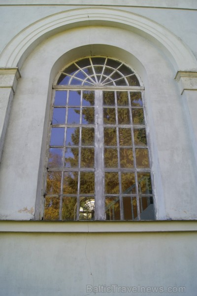 No 1766. - 1796. gadam te par mācītāju strādājis Vecais Stenders ( 1714. - 1796.). Pie baznīcas 1889. gadā atklāts piemiņas akmens Vecajam Stenderam. No 1766. - 1796. gadam te par mācītāju strādājis Vecais Stenders ( 1714. - 1796.). Pie baznīcas 1889. gadā atklāts piemiņas akmens Vecajam Stenderam. 107208