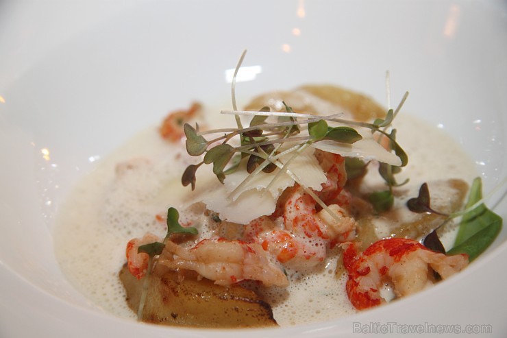 Restorāns «Wine Kitchen»: kartupeļu klimpas ar vēžu astītēm un maskarpones siera trifeļu mērci... svaigie spināti, parmezāna siers Restorāns «Wine Kitchen»: kartupeļu klimpas ar vēžu astītēm un maskarpones siera trifeļu mērci... svaigie spināti, parmezāna siers 107404