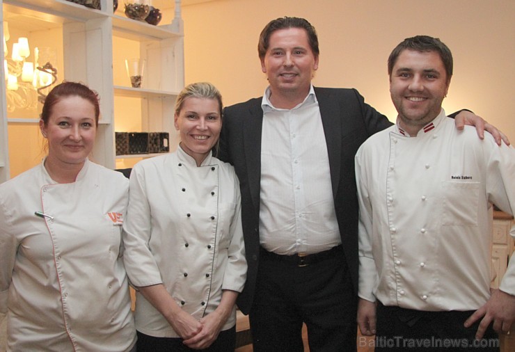 Restorāna «Wine Kitchen» komanda ar šefpavāru Reini Stalbovu un restorānu grupas «SVP Partneri» valdes locekli Andreju Čepjolkinu - www.svp.lv Restorāna «Wine Kitchen» komanda ar šefpavāru Reini Stalbovu un restorānu grupas «SVP Partneri» valdes locekli Andreju Čepjolkinu - www.svp.lv 107406