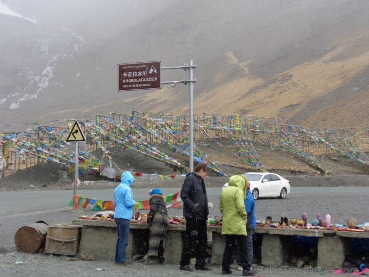 Karo La pāreja (5045 m v.j.l.) mūs pārsteidza ar nelielu sniegputeni. Te noderēja līdzi paņemtie cimdiņi, cepures un šalles - www.impro.lv Karo La pāreja (5045 m v.j.l.) mūs pārsteidza ar nelielu sniegputeni. Te noderēja līdzi paņemtie cimdiņi, cepures un šalles - www.impro.lv 108381