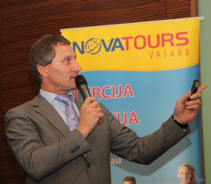 Tūroperatora Novatours pārdošanas direktors Enriko Ružickis iepazīstina ceļojumu konsultantus ar tehnisko informāciju Tūroperatora Novatours pārdošanas direktors Enriko Ružickis iepazīstina ceļojumu konsultantus ar tehnisko informāciju 108786
