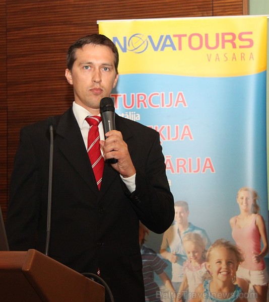 Tūroperatora Novatours pārdošanas direktora asistents Raitis Bēmers iepazīstina ceļojumu konsultantus ar rezevēšanas sistēmas jaunumiem Tūroperatora Novatours pārdošanas direktora asistents Raitis Bēmers iepazīstina ceļojumu konsultantus ar rezevēšanas sistēmas jaunumiem 108791
