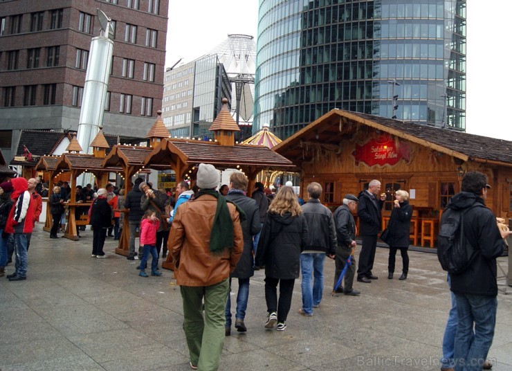 Kā novēroja Travelnews.lv redakcija, Vācijas galvaspilsētā Berlīnē (Potsdamas laukumā) novembra sākumā jau valda Ziemassvētku atmosfēra. Foto sponsors Kā novēroja Travelnews.lv redakcija, Vācijas galvaspilsētā Berlīnē (Potsdamas laukumā) novembra sākumā jau valda Ziemassvētku atmosfēra. Foto sponsors 108832