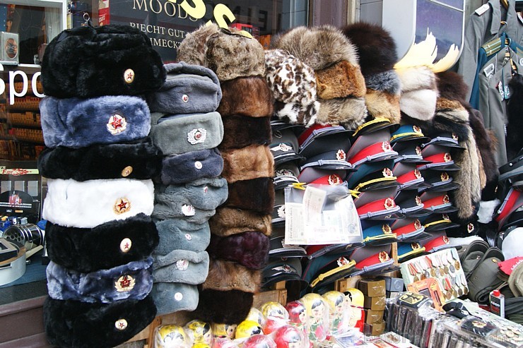 Vairums Berlīnes suvenīros saskatāma līdzība ar citu valstu suvenīriem, tomēr atrodamas arī neredzētas un oriģinālas lietas kā atmiņa par Berlīnes ceļ 108947