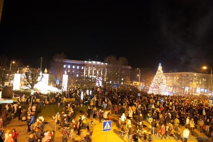 Ar lielās Ziemassvētku egles iemirdzēšanos Liepājā sācies Ziemas festivāls, kas sevī kā lielā rūķa maisā saslēpis daudzus jo daudzus pasākumus, jautru Ar lielās Ziemassvētku egles iemirdzēšanos Liepājā sācies Ziemas festivāls, kas sevī kā lielā rūķa maisā saslēpis daudzus jo daudzus pasākumus, jautru 110389