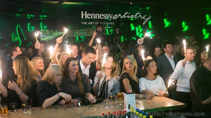 Klubā Coyote fly izskanējis ekskluzīvais koncertšovs Hennessy Artistry, kurā sev neierastā ampluā uzstājās dziedātāja Ieva Sutugova, mūsdienu deju un Klubā Coyote fly izskanējis ekskluzīvais koncertšovs Hennessy Artistry, kurā sev neierastā ampluā uzstājās dziedātāja Ieva Sutugova, mūsdienu deju un 111224