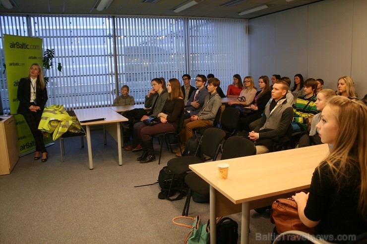 Aviokompānija airBaltic 12.02.2014 piedalījās Ēnu dienā un piedāvāja iespēju gandrīz 50 skolēniem ielūkoties tādu profesionāļu kā pilota, stjuarta, li Aviokompānija airBaltic 12.02.2014 piedalījās Ēnu dienā un piedāvāja iespēju gandrīz 50 skolēniem ielūkoties tādu profesionāļu kā pilota, stjuarta, li 114679